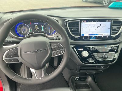2026 Chrysler Pacifica — photo 9 view
