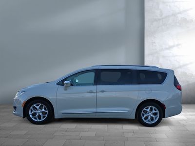 2020 Chrysler Pacifica — detail view