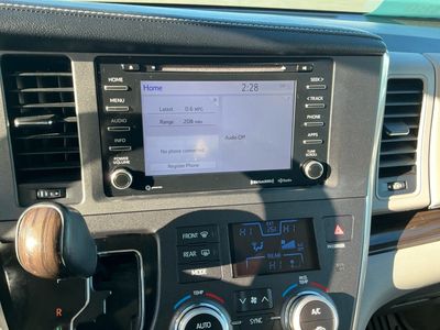 2018 Toyota Sienna — photo 12 view