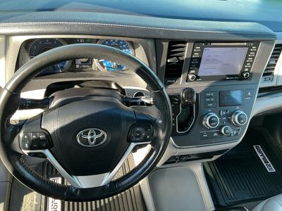 2018 Toyota Sienna — photo 13 view