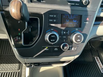 2018 Toyota Sienna — photo 9 view