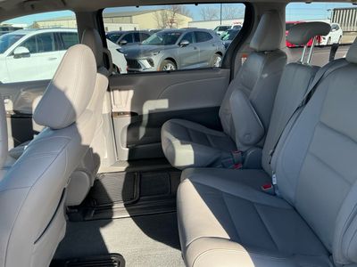 2018 Toyota Sienna — photo 10 view