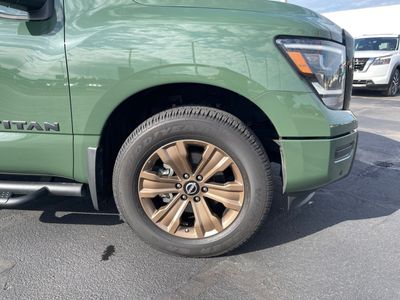2024 Nissan Titan — photo 12 view