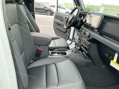 2026 Jeep Gladiator — photo 9 view