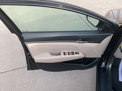 2018 Hyundai Elantra — photo 12 view