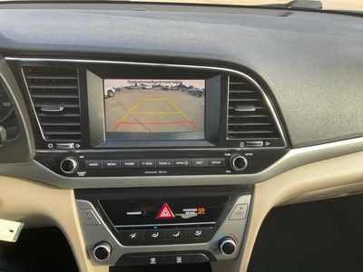 2018 Hyundai Elantra — photo 8 view