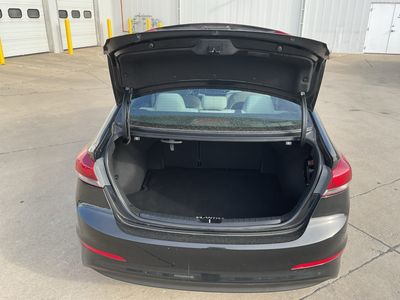 2018 Hyundai Elantra — photo 9 view