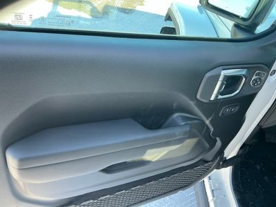 2026 Jeep Gladiator — photo 13 view