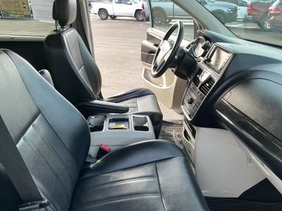 2013 Chrysler Town and Country — photo 11 view