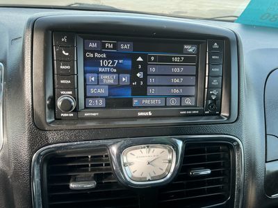 2013 Chrysler Town and Country — photo 12 view
