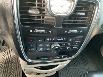 2013 Chrysler Town and Country — photo 13 view