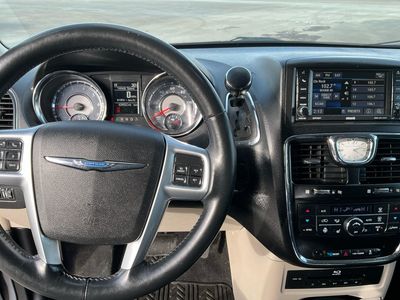 2013 Chrysler Town and Country — photo 7 view