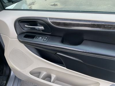 2013 Chrysler Town and Country — photo 8 view