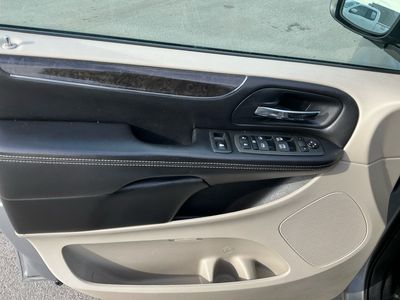2013 Chrysler Town and Country — photo 10 view
