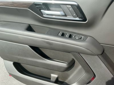 2025 Chevrolet Tahoe — photo 11 view