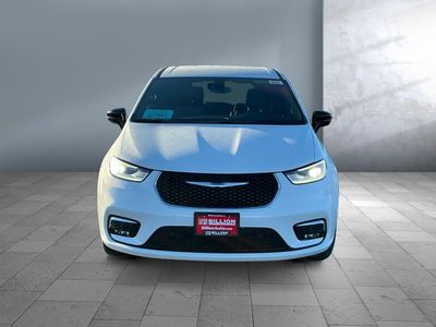 2026 Chrysler Pacifica — front three-quarter view