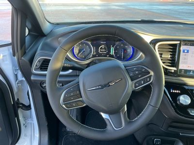 2026 Chrysler Pacifica — photo 12 view