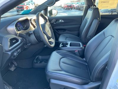 2026 Chrysler Pacifica — photo 14 view