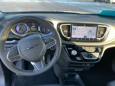 2026 Chrysler Pacifica — photo 8 view