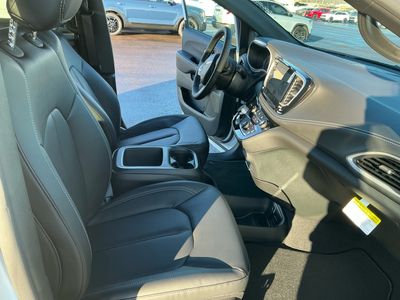 2026 Chrysler Pacifica — photo 10 view