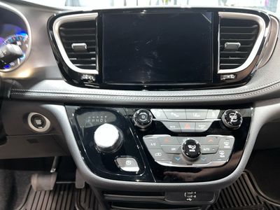 2026 Chrysler Pacifica — photo 11 view