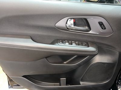 2026 Chrysler Pacifica — photo 8 view
