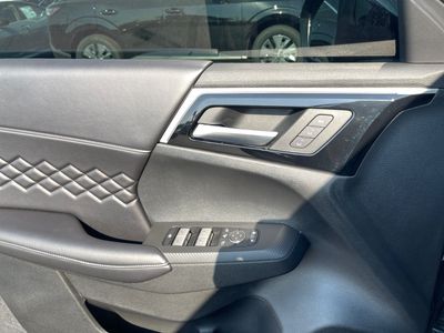 2025 Mitsubishi Outlander Plug-In Hybrid - Photo 11