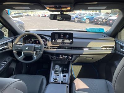 2025 Mitsubishi Outlander Plug-In Hybrid - Photo 8