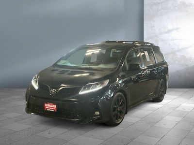 2019 Toyota Sienna — front three-quarter view