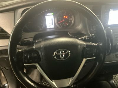2019 Toyota Sienna — photo 8 view