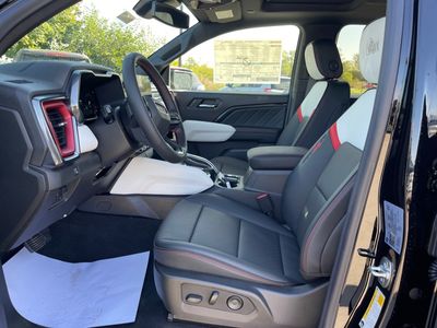 2024 GMC Canyon — photo 8 view