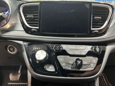 2026 Chrysler Pacifica — photo 13 view
