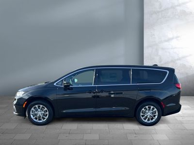2026 Chrysler Pacifica — photo 7 view