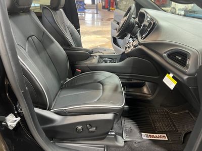 2026 Chrysler Pacifica — photo 10 view