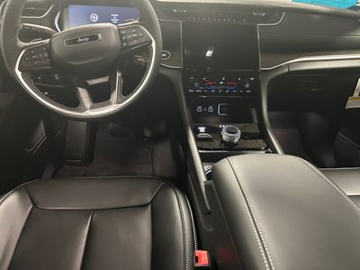 2025 Jeep Grand Cherokee — photo 9 view