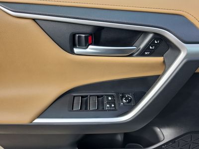 2020 Toyota RAV4 — photo 12 view