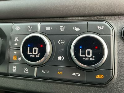 2024 Land Rover Defender — photo 12 view