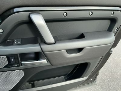 2024 Land Rover Defender — photo 9 view