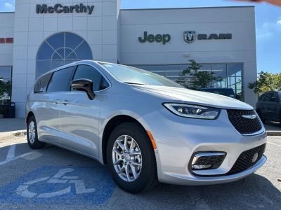 2026 Chrysler Pacifica RUCH53 — front three-quarter view