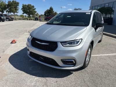 2026 Chrysler Pacifica — side profile view