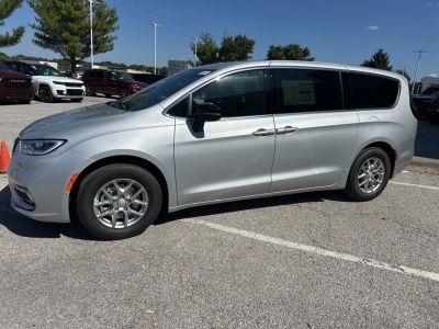 2026 Chrysler Pacifica — photo 11 view