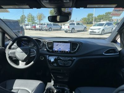 2026 Chrysler Pacifica — photo 12 view