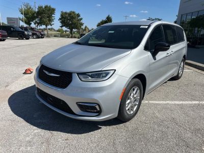 2026 Chrysler Pacifica — rear three-quarter view