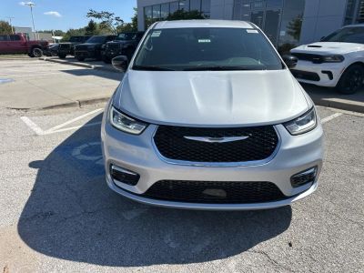2026 Chrysler Pacifica — photo 7 view