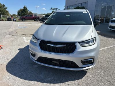 2026 Chrysler Pacifica — photo 8 view