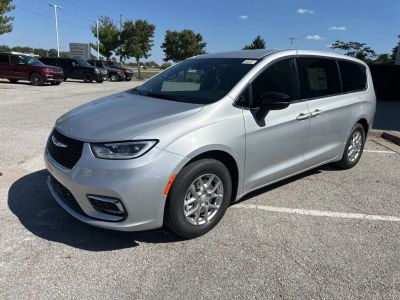 2026 Chrysler Pacifica — photo 9 view