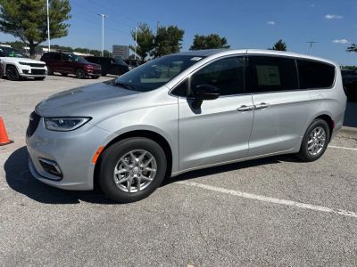 2026 Chrysler Pacifica — photo 10 view