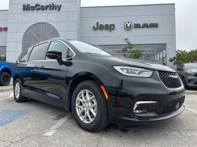 2026 Chrysler Pacifica RUCH53 — front three-quarter view