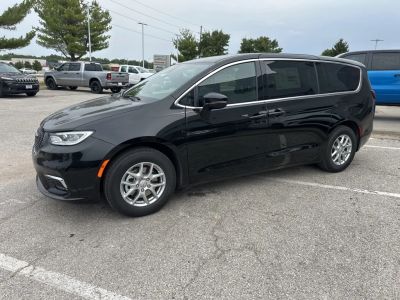 2026 Chrysler Pacifica — photo 11 view