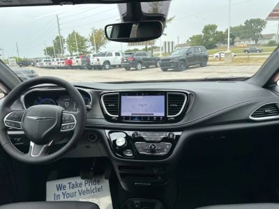 2026 Chrysler Pacifica — photo 12 view